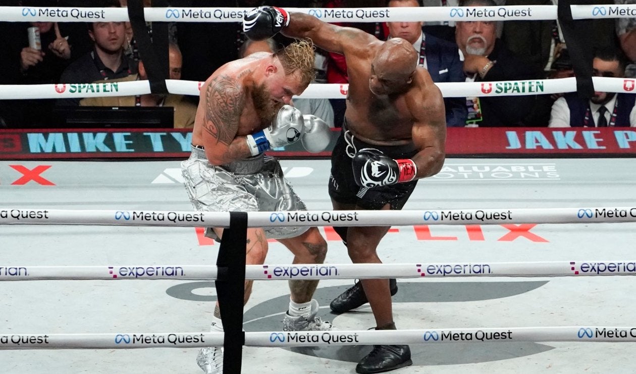 Jake Paul y Mike Tyson durante pelea de boxeo