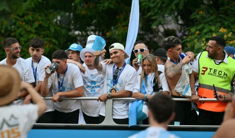Juan Fernando Quintero en bus de Racing