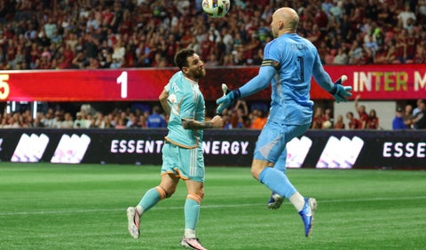 Messi y Brad Guzan en duelo por la MLS