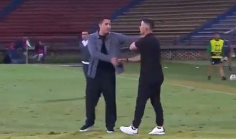 Pelea entre Efraín Juárez y Pablo Peirano