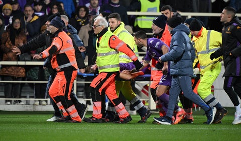 Edoardo Bove siendo asistido