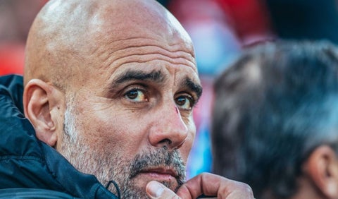 Pep Guardiola en banquillo del City