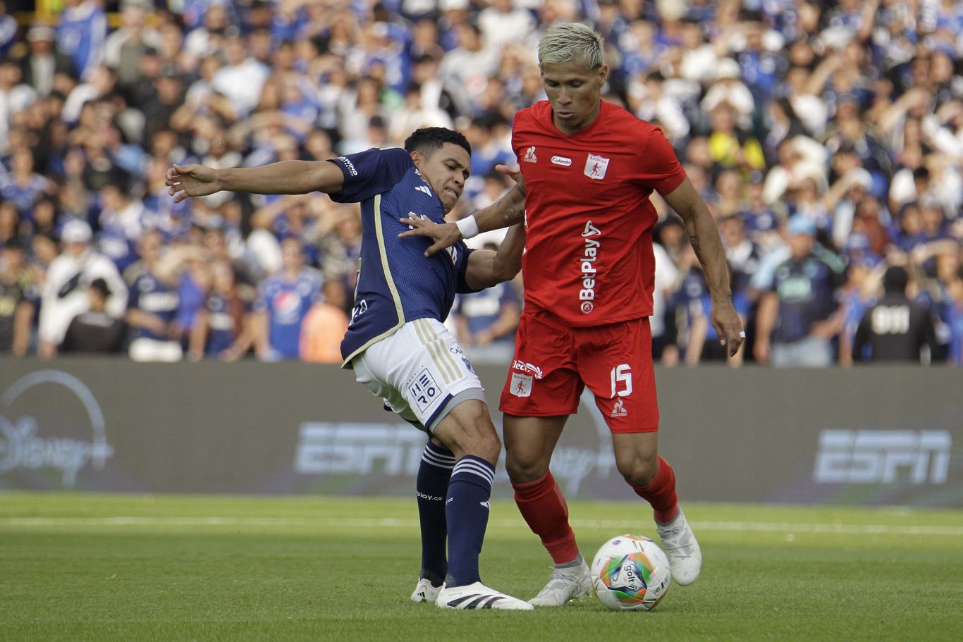 Millonarios enfrenta a América en partido amistoso de la pretemporada Serie Colombia 2025 en el estadio Nemesio Camacho El Campin. Camila Díaz - RCN Radio