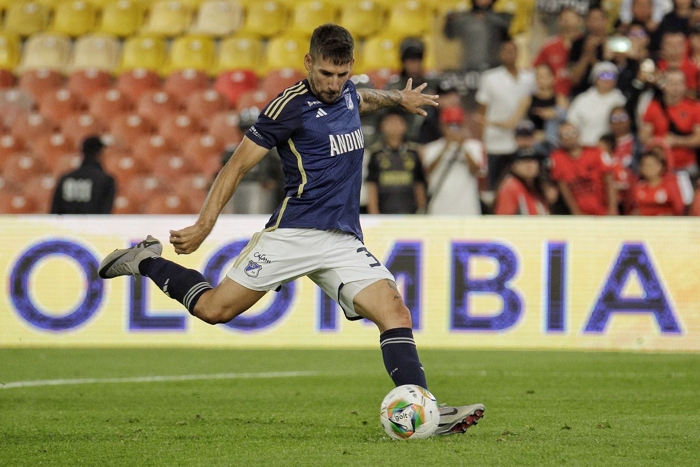 Millonarios enfrenta a América en partido amistoso de la pretemporada Serie Colombia 2025 en el estadio Nemesio Camacho El Campin. Camila Díaz - RCN Radio
