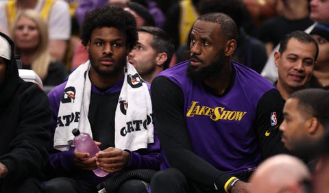 LeBron James y Bronny James pelean en pleno partido de Lakers en la NBA
