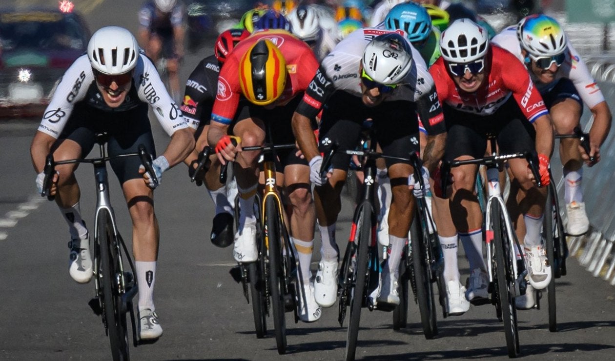 Ciclistas en el Alula Tour 2025