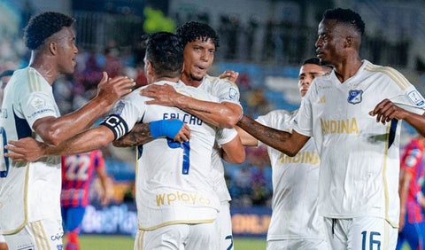 Abrazo jugadores Millonarios