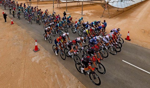 Ciclistas en el UAE Tour 2025