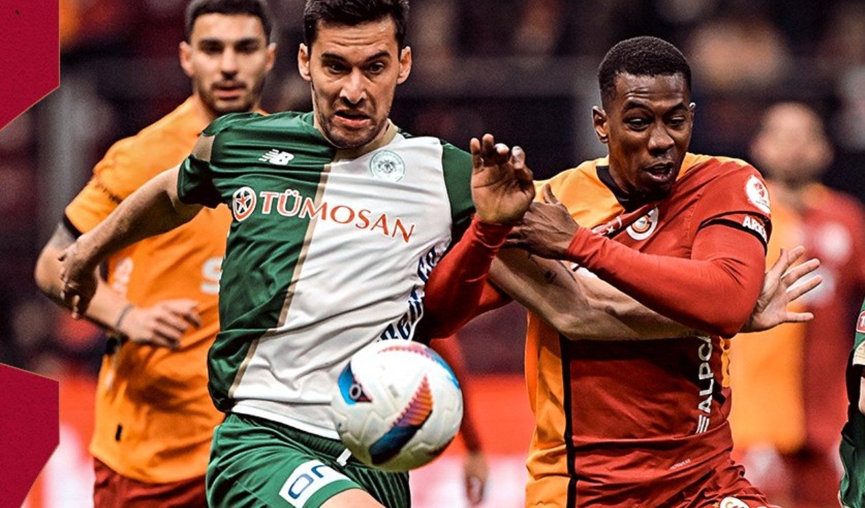 Carlos Cuesta con el Galatasaray