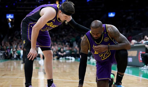 LeBron James sale lesionado en la derrota de Lakers