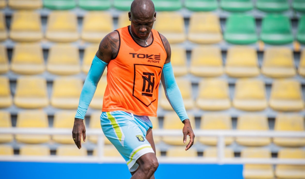 Víctor Ibarbo con el Internacional de Palmira