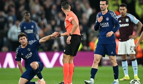 Árbitro del Aston Villa vs PSG pegó codazo a jugador