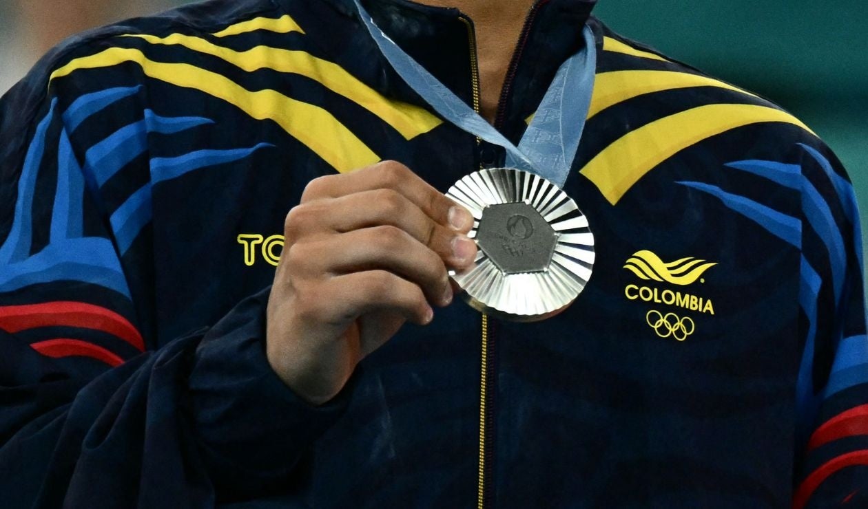 Atleta colombiano celebrando medalla en París 2024