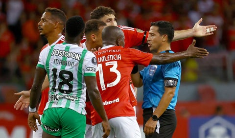 Conmebol reveló los audios del VAR tras la expulsión de Marino Hinestroza