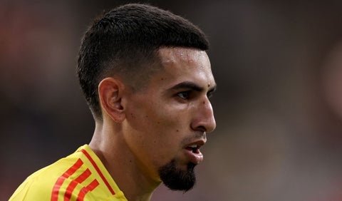 Daniel Muñoz firmo nuevo contrato en medio de la temporada con Crystal Palace