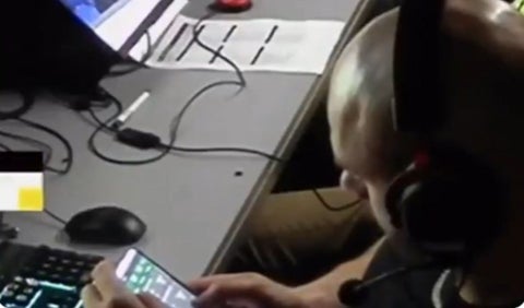 Integrante del VAR captado en vivo apostando