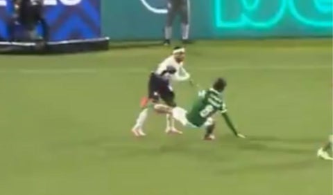 Depay y Richard Ríos tuvieron fuerte cruce en el partido de Palmeiras y Corinthians