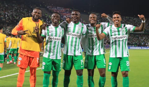 Atlético Nacional celebra los goles vs Nacional de Uruguay