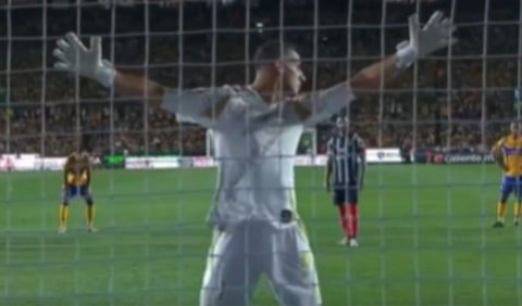 Nahuel Guzmán le da la espalda a Sergio Ramos en pleno penal