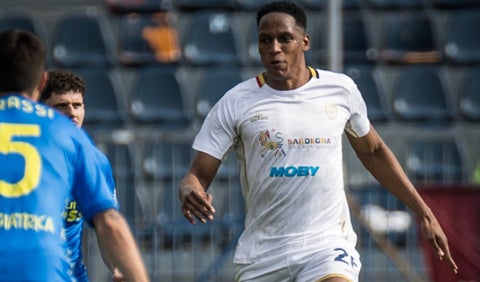 Yerry Mina con el Cagliari de la Serie A de Italia