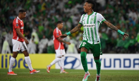Billy Arce de Atlético Nacional celebra el gol vs Inter de Porto Alegre en Copa Libertadores