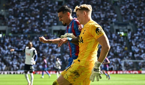 Daniel Muñoz con el Crystal Palace vs Tottenham Hotspurs en la Premier League