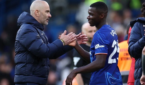 Moisés Caicedo con el Chelsea de la Premier League