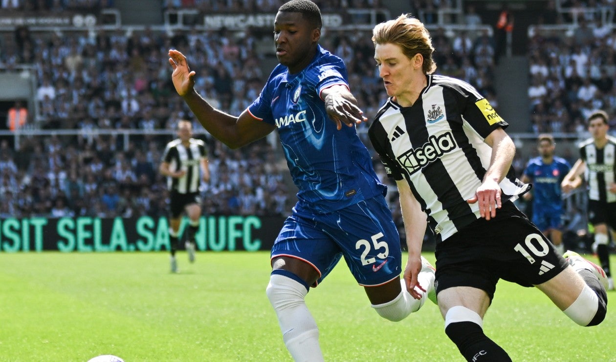 Moisés Caicedo con el Chelsea en la Premier League vs Newcastle
