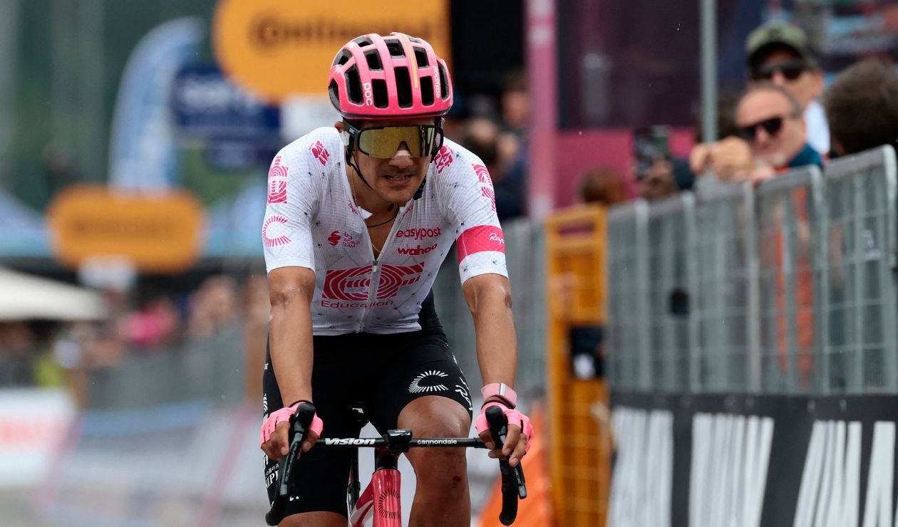 La UCI sancionaría a polémico ayudante Carapaz en el Giro de Italia