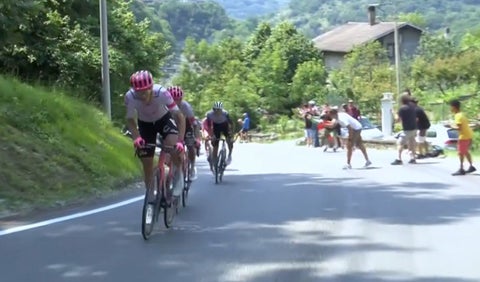 Richard Carapaz le complica la vida a Isaac del Toro en el Giro de Italia