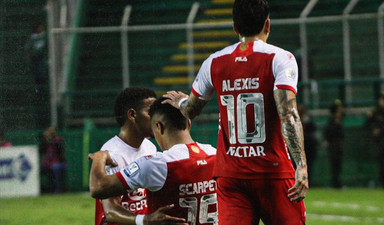 Santa Fe celebra en la victoria ante el Deportivo Cali