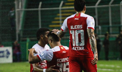 Santa Fe celebra en la victoria ante el Deportivo Cali