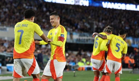 Celebración de lujo entre James y Luis Díaz con la Selección Colombia