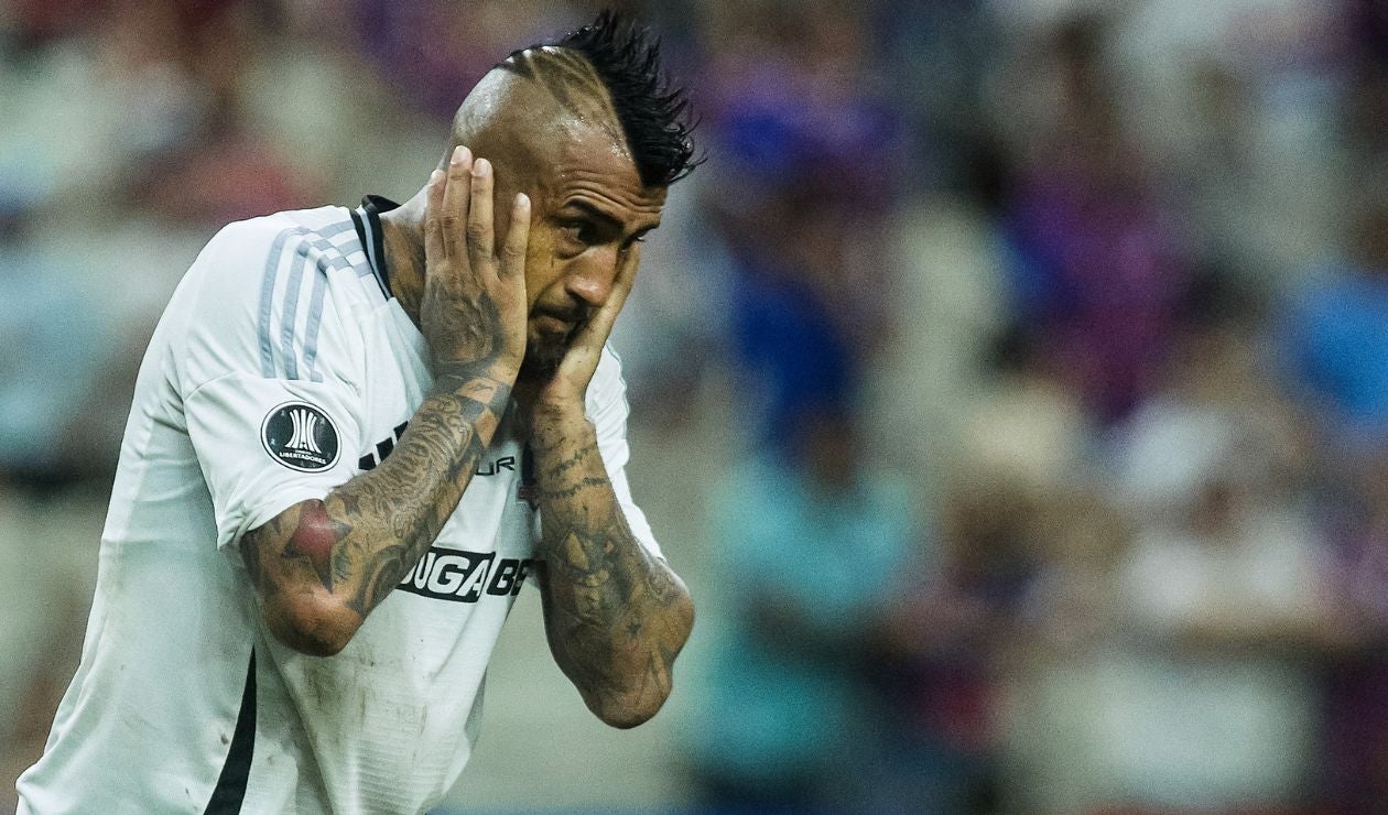 VIDEO: Vidal se peleó con un compañero de Colo Colo en pleno partido