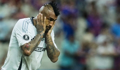 VIDEO: Vidal se peleó con un compañero de Colo Colo en pleno partido