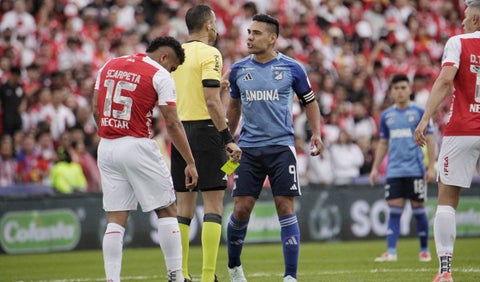 Millonarios por poco se queda con 10 en el clásico ante Santa Fe