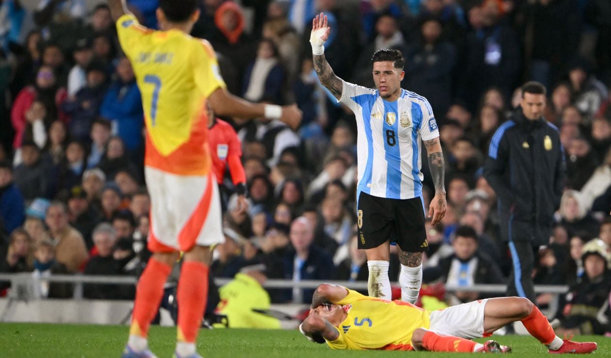 Enzo Fernández y Kevin Castaño en Argentina vs Colombia
