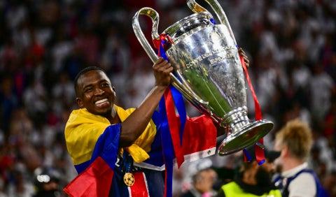 Willian Pacho, campeón con el PSG de Champions League