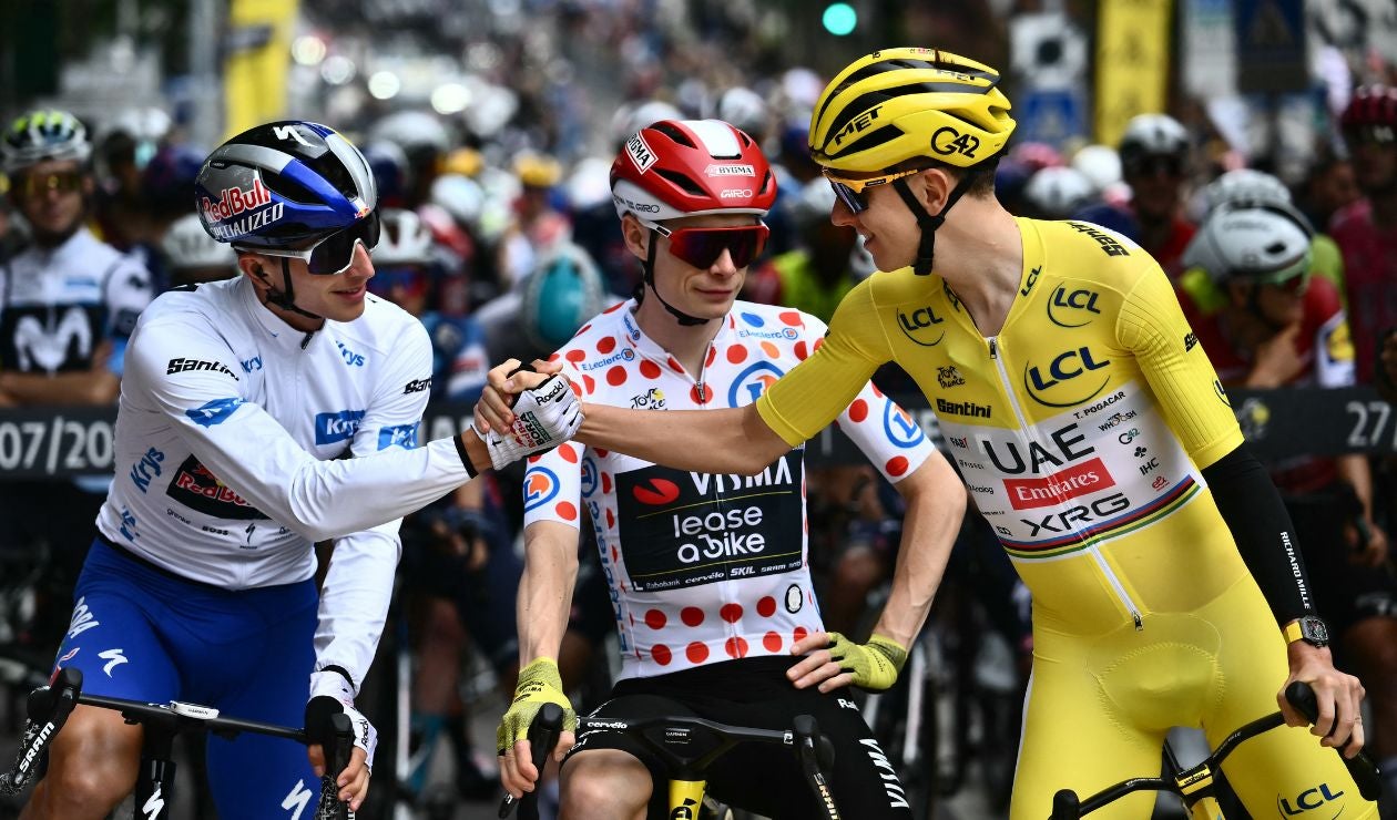 Florian Lipowitz, Jonas Vingegaard y Tadej Pogacar en el Tour de Francia 2025
