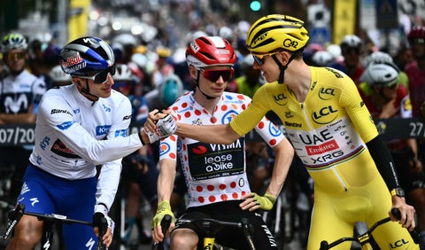 Florian Lipowitz, Jonas Vingegaard y Tadej Pogacar en el Tour de Francia 2025