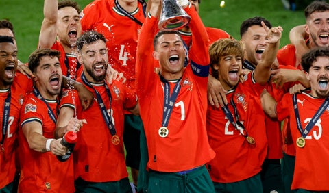 Cristiano Ronaldo en Portugal con Diogo Jota