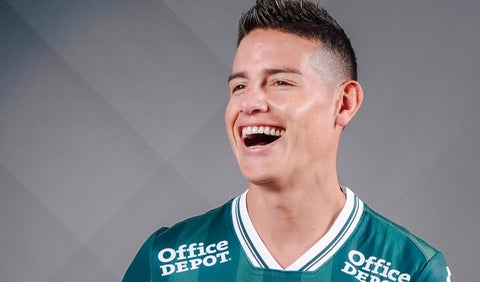 James Rodríguez posa con la nueva camisa del León de México