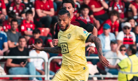 Luis Suárez con pie y medio fuera del Almería: se iría a la Premier