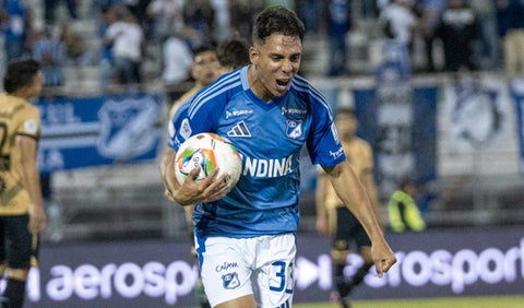 Alex Castro celebra el gol con Millonarios vs Águilas Doradas