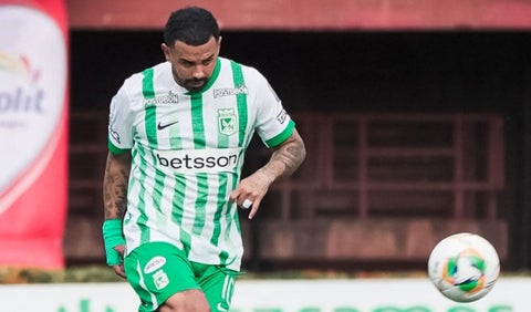 Cardona decepciona errando penal en Copa Libertadores