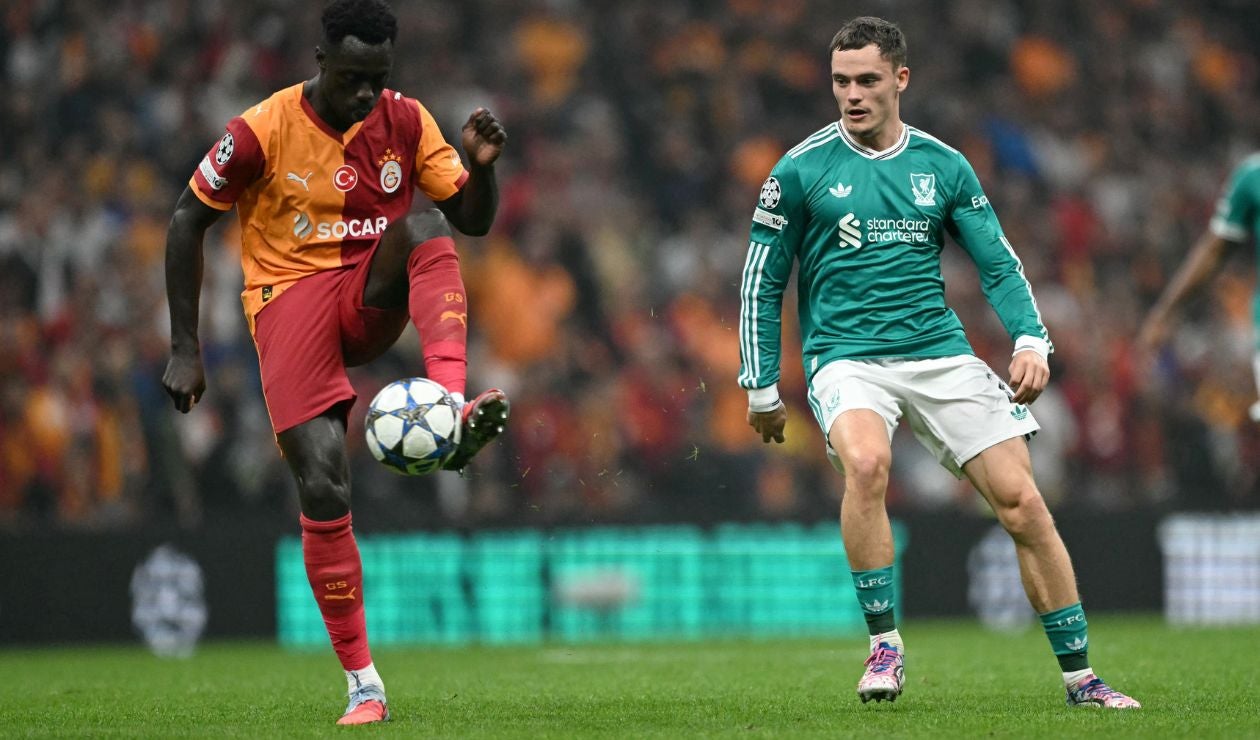 Davinson brilló ante Liverpool: así le fue al colombiano en Champions