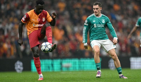 Davinson brilló ante Liverpool: así le fue al colombiano en Champions