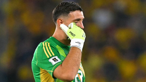 Dibu Martínez culpó a un colombiano por baja de Argentina para el debut en el Mundial