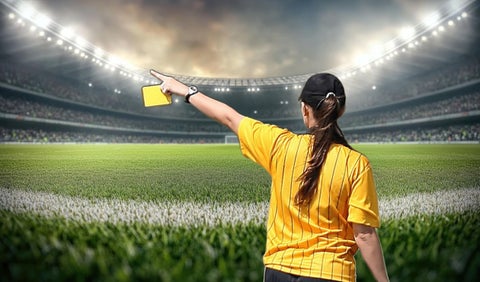 Futbolista fue expulsado en Colombia tras golpear a árbitra