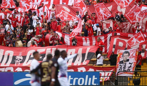 Hinchas del América de Cali en Bogotá - 2025
